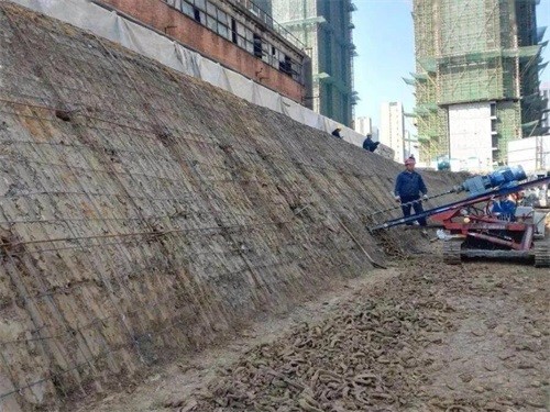 鹰手营子矿区建筑边坡支护